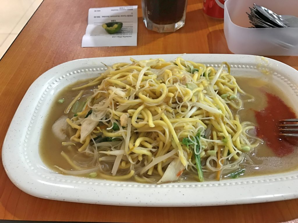 Yemek masasında yer alan noodle tabağının görüntüsü.