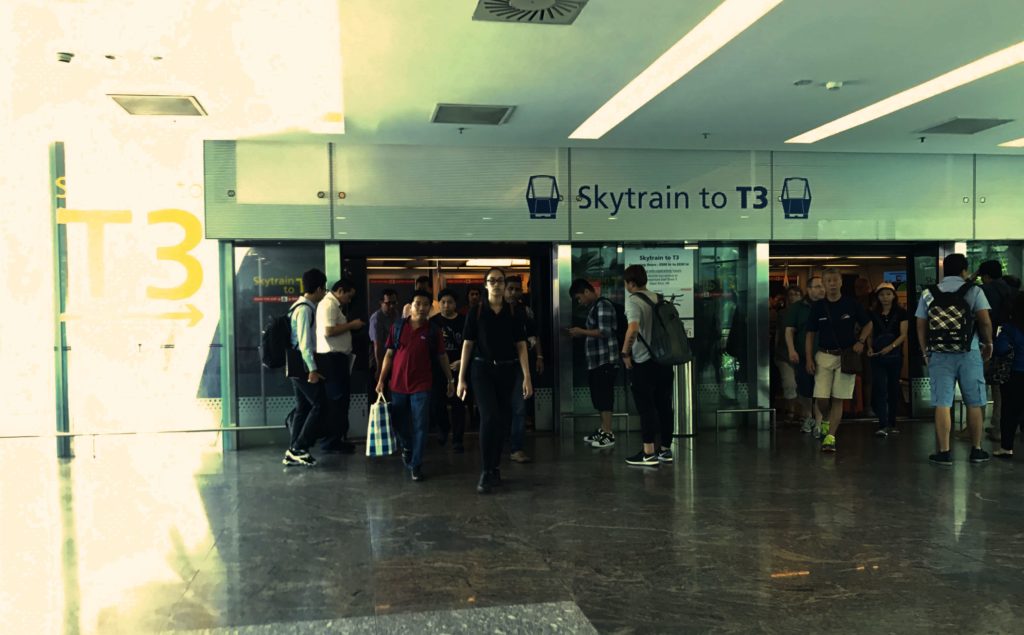 Metro istasyonuna doğru ilerleyen insanlarınoluşturduğu kalabalık.
