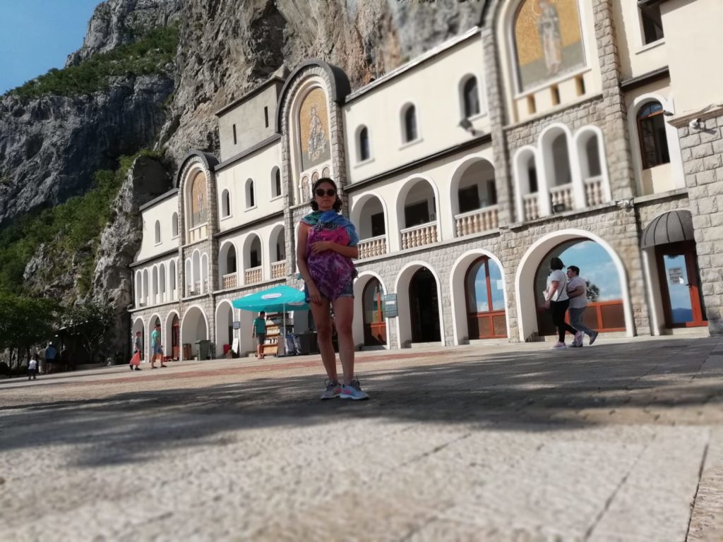 Manastırın alt bölümünün hemen önündeki meydanda çekilmiş bir görüntü.