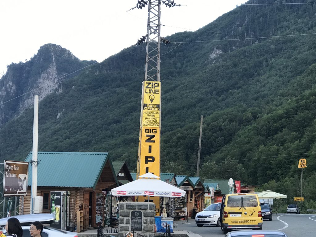 Elketrik direği üzerinde sarı renkte bir afiş,yanyana dizilmiş satış kulubelerinin yer aldığı bir görüntü.