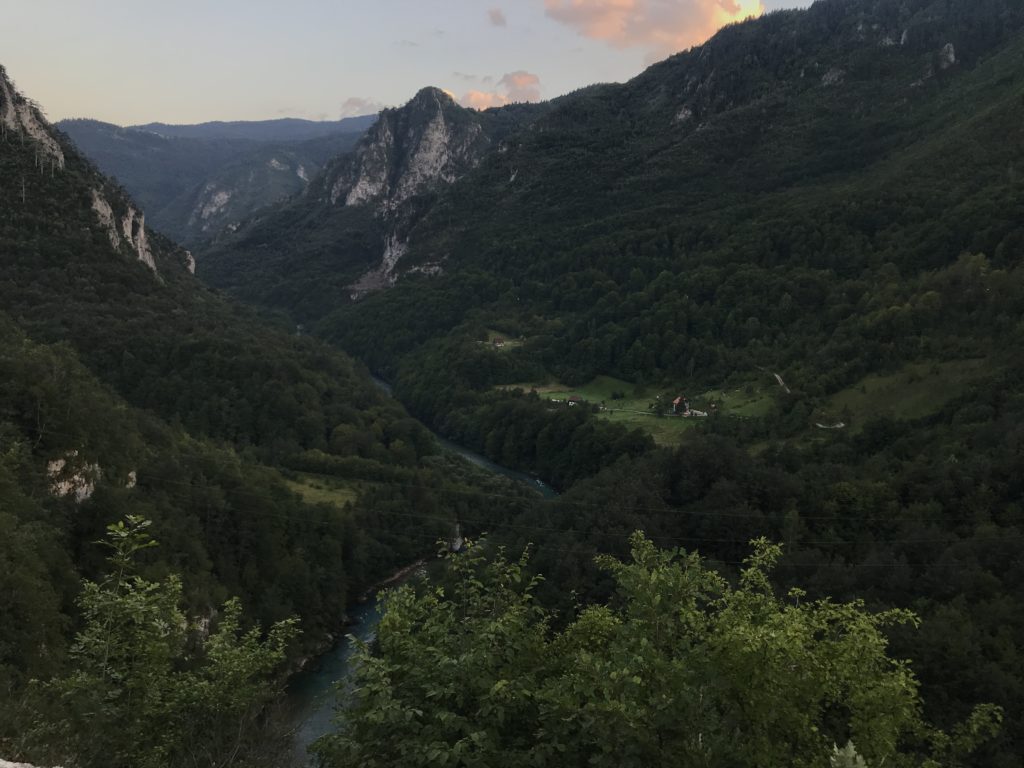 Tara Kanyonu gezi rehberi yazından yemyeşil bir doğada akan Tara Nehri'nin görüntüsü.