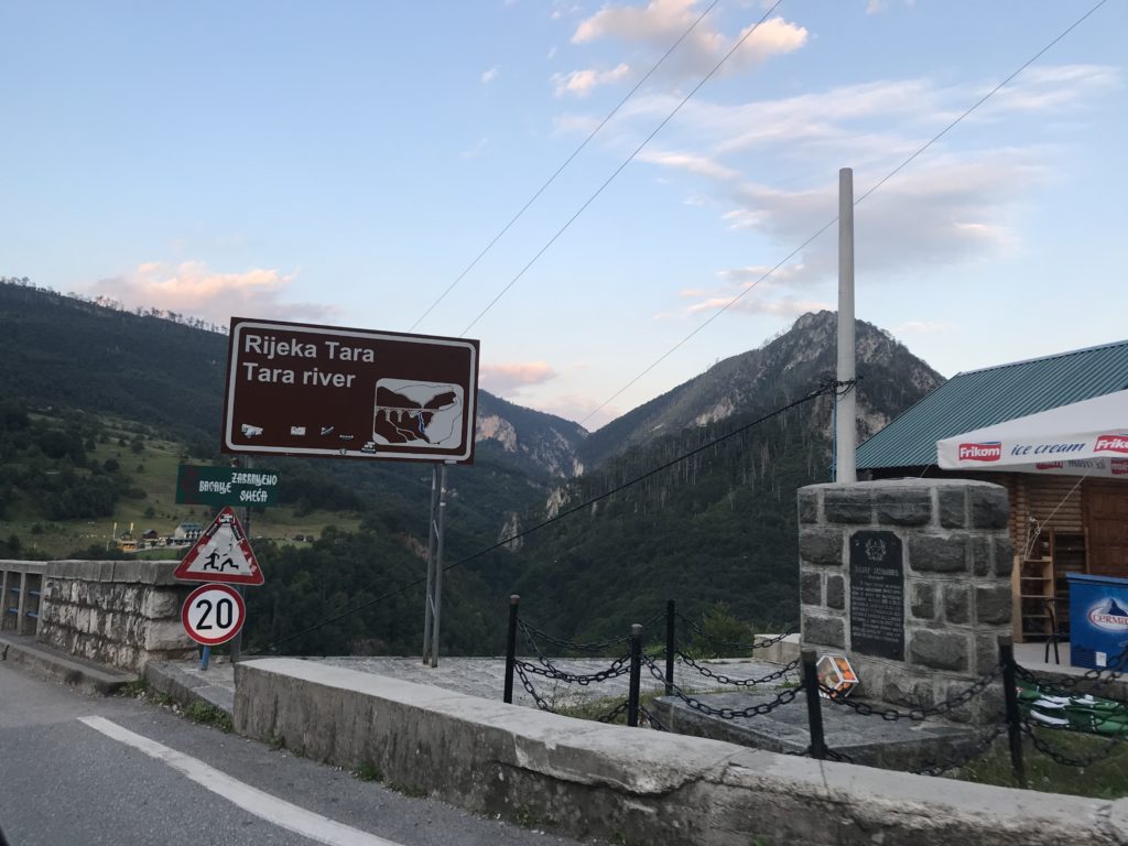 Yol kenarındaki tabelanın çekilmiş görüntüsü.