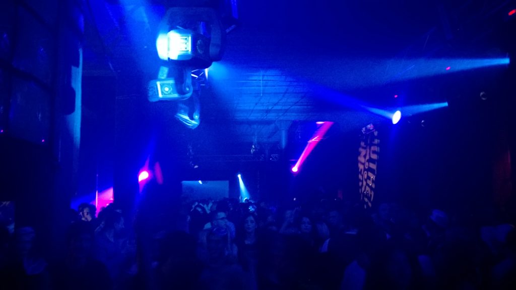 Mavi bir ışık altında gece kulübünde çekilmiş Belgrad gece hayatı yazısından bir görüntü.