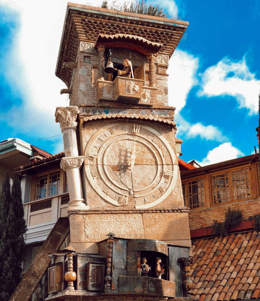 Saat kulesinin içinden çıkan kuklanın yer aldığı görüntü.