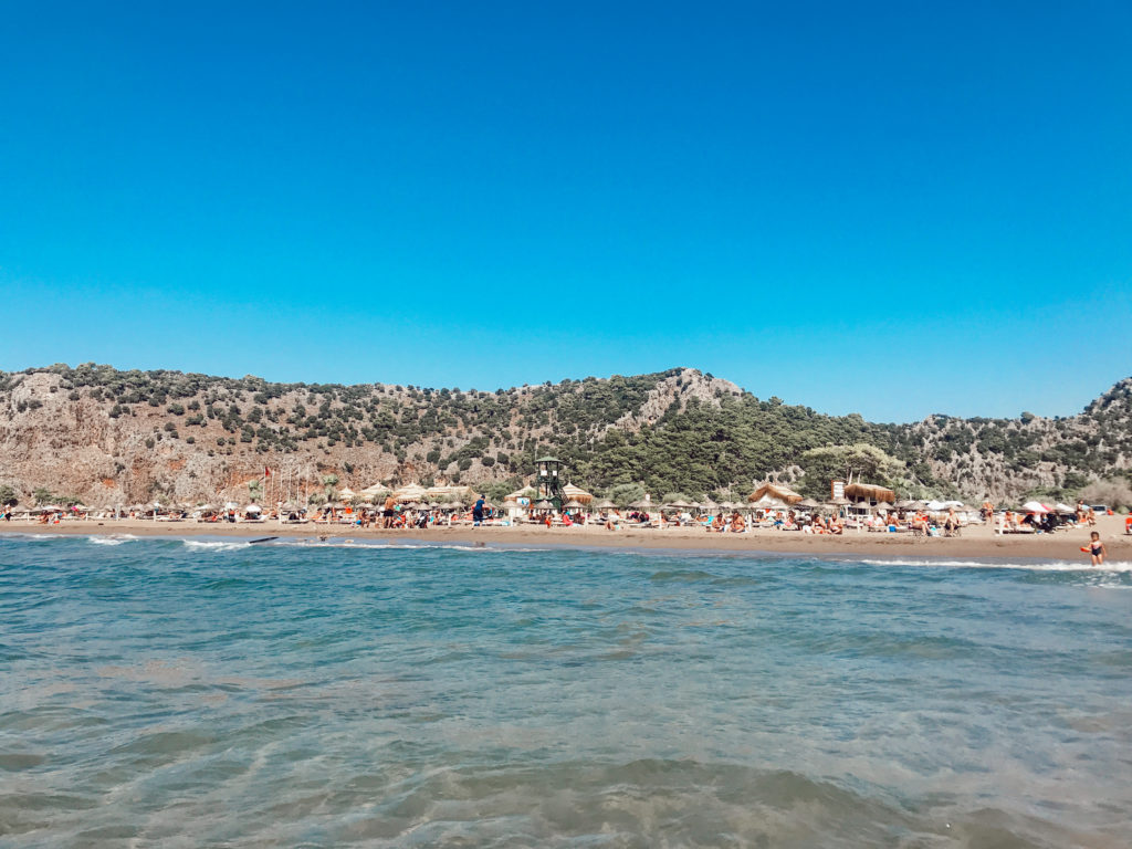 Denizin içinden kumsala doğru İztuzu plajı gezi rehberi yazısından bir görüntü.