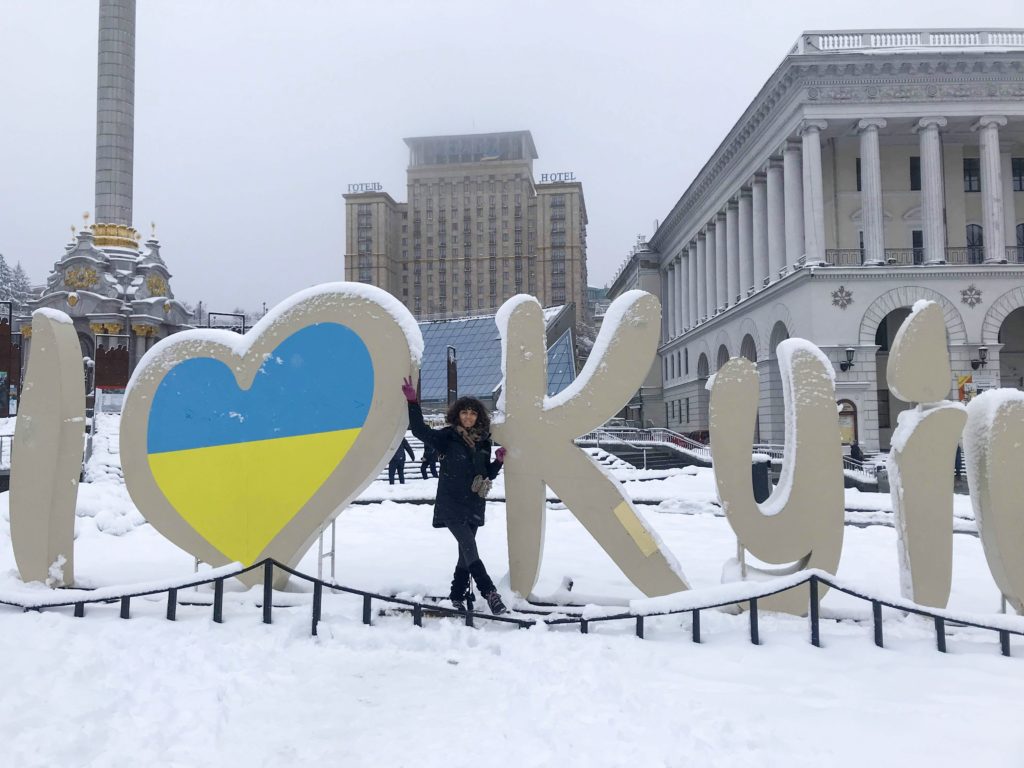 l love Kyiv yazısı önünde gülümseyip poz veren GezginStar'ın görüntüsü.
