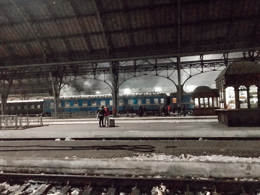 Karlarla kaplı tren garında akşam saatlerinde çekilmiş bir görüntü.