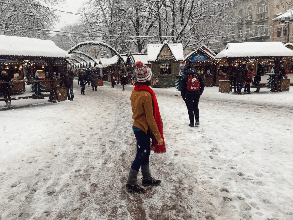 Noel pazarına doğru sırtı dönülü olarak çekilmiş GezginStar'ın görüntü.